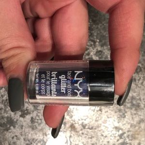 NYX Fave and Body Glitter Brilliants-Violet